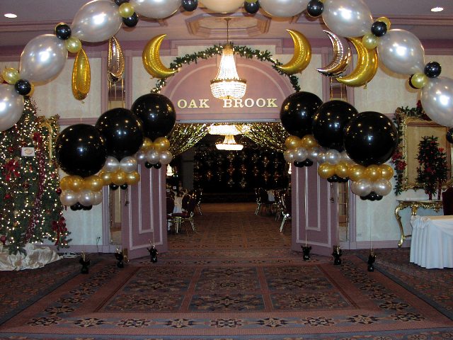 На фото - большие воздушные шары при оформлении ресторана к открытию