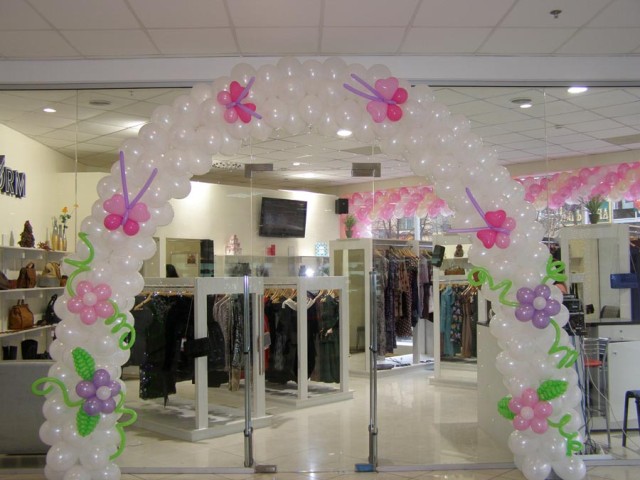 На фото - украшение магазина женской одежды шариками нежных цветов