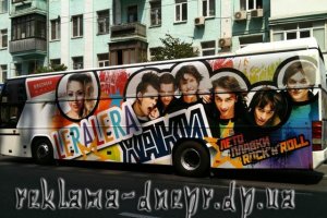 Поклейка автобуса групп "Нервы" и "Хаки"