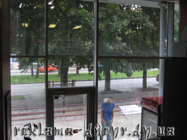 Поклейка витрины - прозрачная перфопленка (вид изнутри)