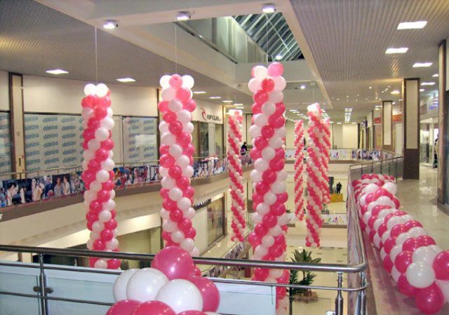 На фото - украшение торгового центра при помощи гирлянд из шаров