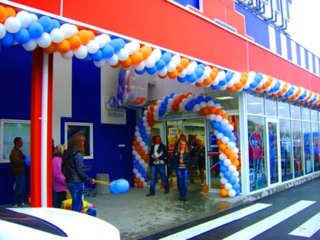На фото - украшение торгового центра при помощи арки и гирлянды из шаров