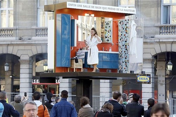 Креативная реклама ванной - живой билборд от IKEA в Париже